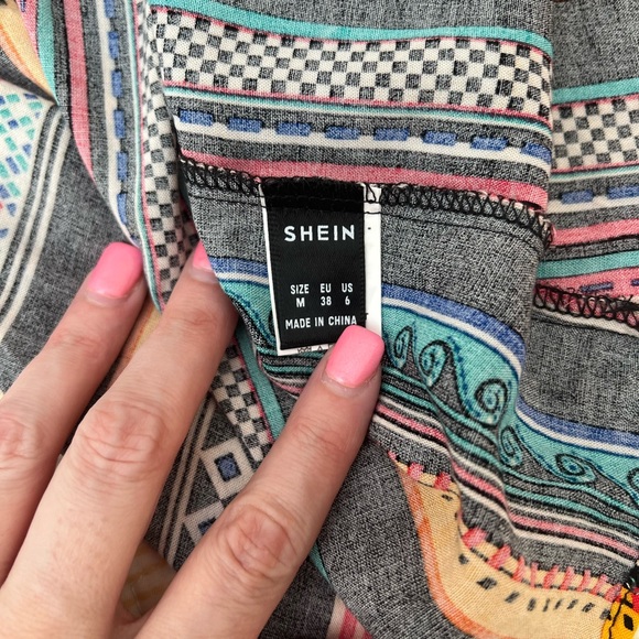 Cute v-neck top with ruffle sleeves - Picture 2 of 2